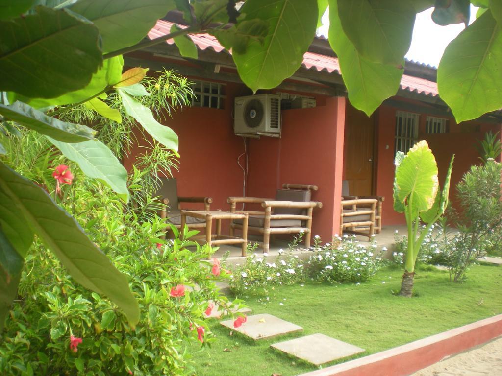 Hotel Robinson Plage Lome Bagian luar foto