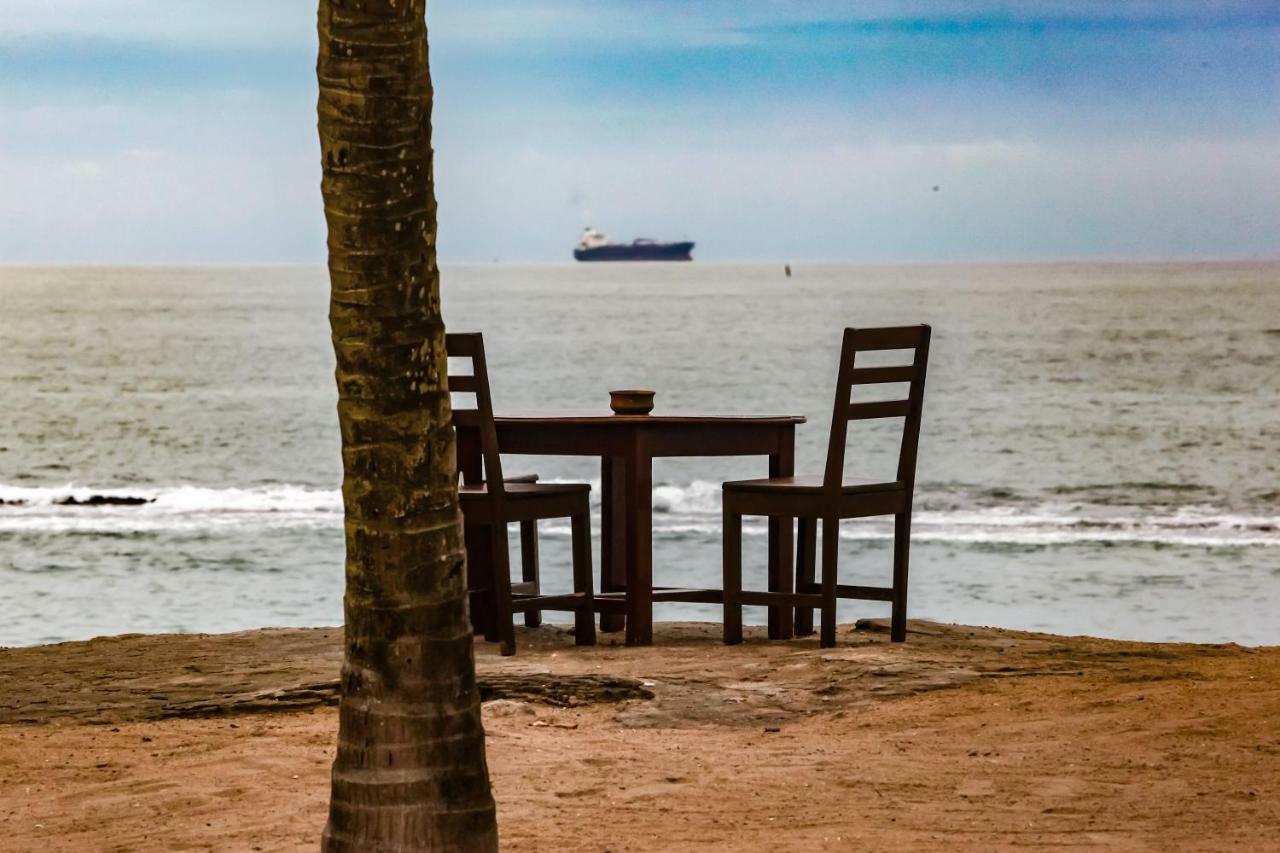 Hotel Robinson Plage Lome Bagian luar foto